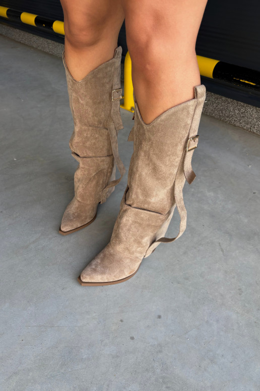 Botas femininas acima do joelho com saltos, babados e fivelas na cor areia Caster