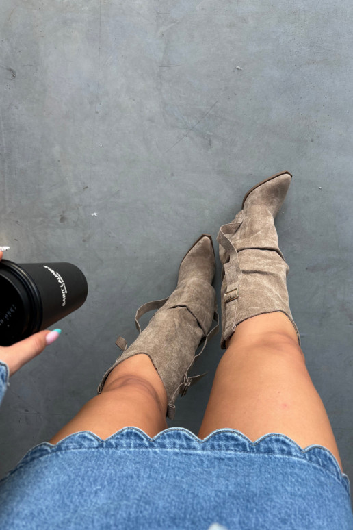 Botas femininas acima do joelho com saltos, babados e fivelas na cor areia Caster