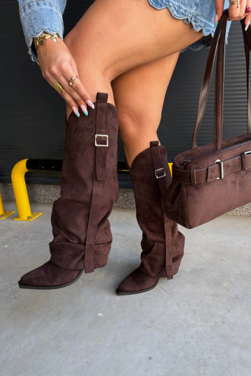 Botas femininas acima do joelho com saltos, babados e fivelas na cor chocolate Caster