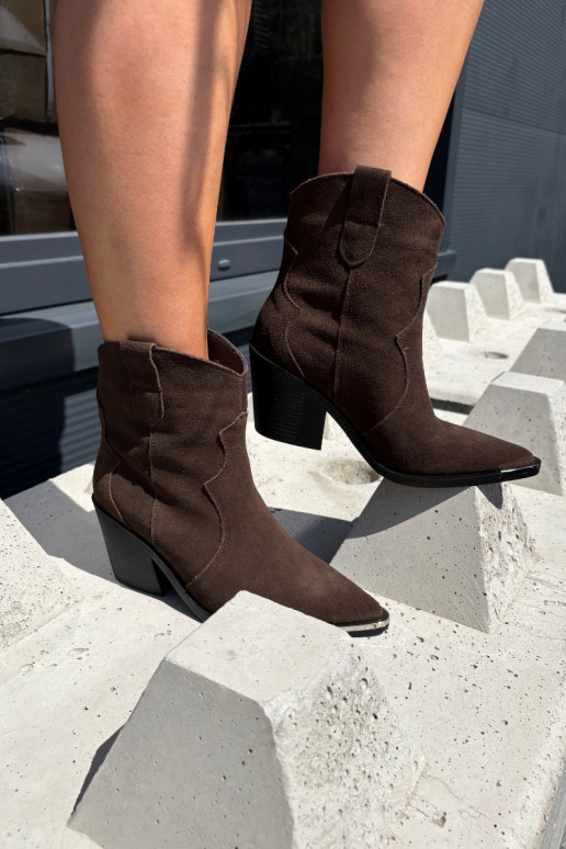 Botas de camurça chocolate de estilo cowboy isoladas com saltos Pelsa