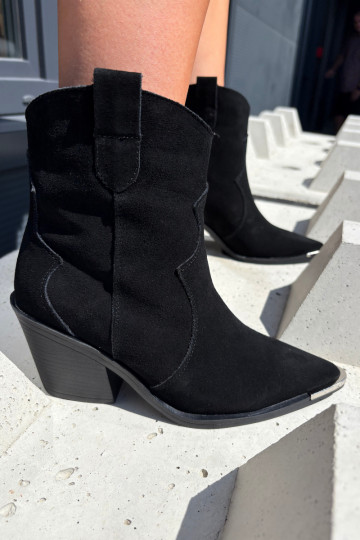 Botas de camurça pretas de estilo cowboy isoladas com saltos Pelsa
