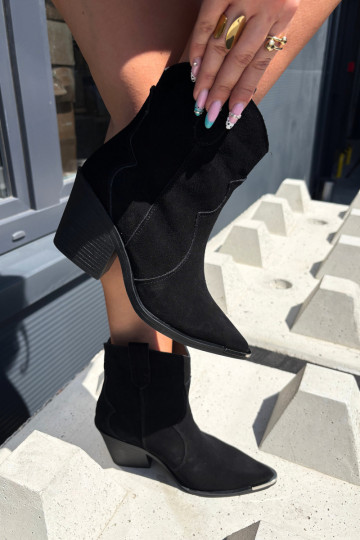 Botas de camurça pretas de estilo cowboy isoladas com saltos Pelsa 2