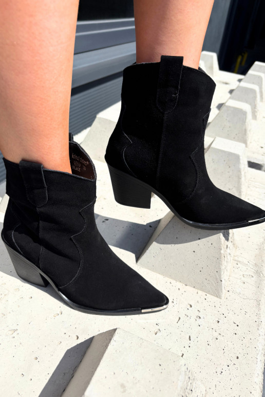 Botas de camurça pretas de estilo cowboy isoladas com saltos Pelsa