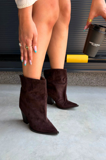 Botins femininos com bico fino na cor chocolate Hileta
