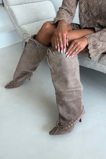 Botas altas com salto médio em camurça sintética com cadarços decorativos na cor areia Juletta 2