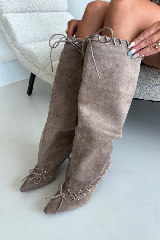 Botas altas com salto médio em camurça sintética com cadarços decorativos na cor areia Juletta