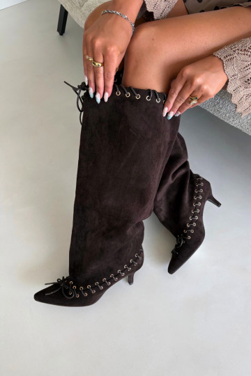 Botas altas com salto médio em camurça sintética com cadarços decorativos na cor chocolate Juletta 2