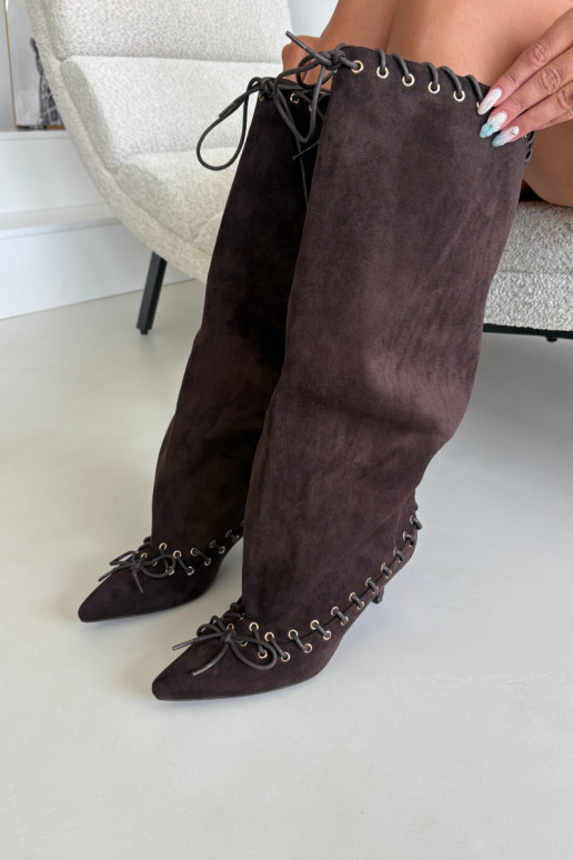 Botas altas com salto médio em camurça sintética com cadarços decorativos na cor chocolate Juletta