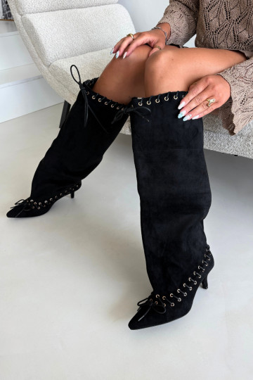 Botas altas com salto médio em camurça sintética com cadarços decorativos na cor preta Juletta