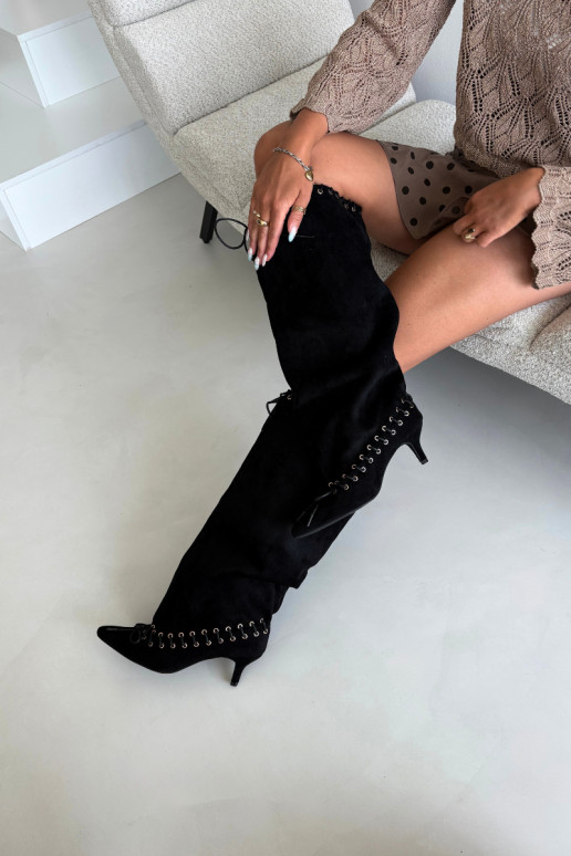 Botas altas com salto médio em camurça sintética com cadarços decorativos na cor preta Juletta