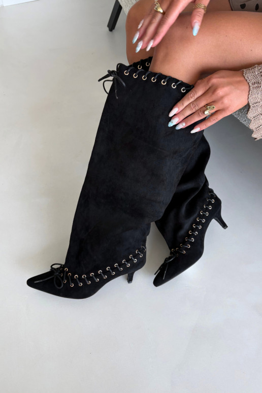 Botas altas com salto médio em camurça sintética com cadarços decorativos na cor preta Juletta