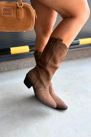 Botas altas estilo cowboy em camurça natural com isolamento e salto na cor marrom Radley