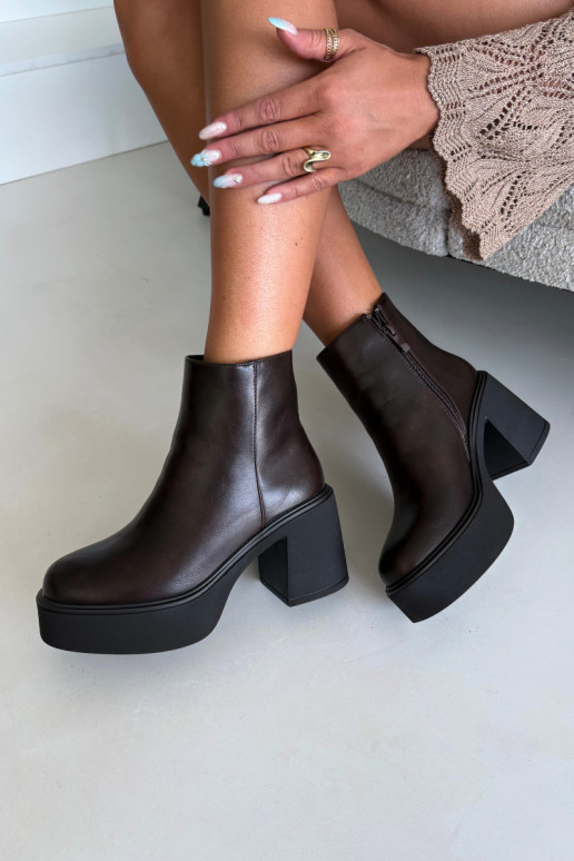 Botins isolados com salto e plataforma na cor chocolate Lurela