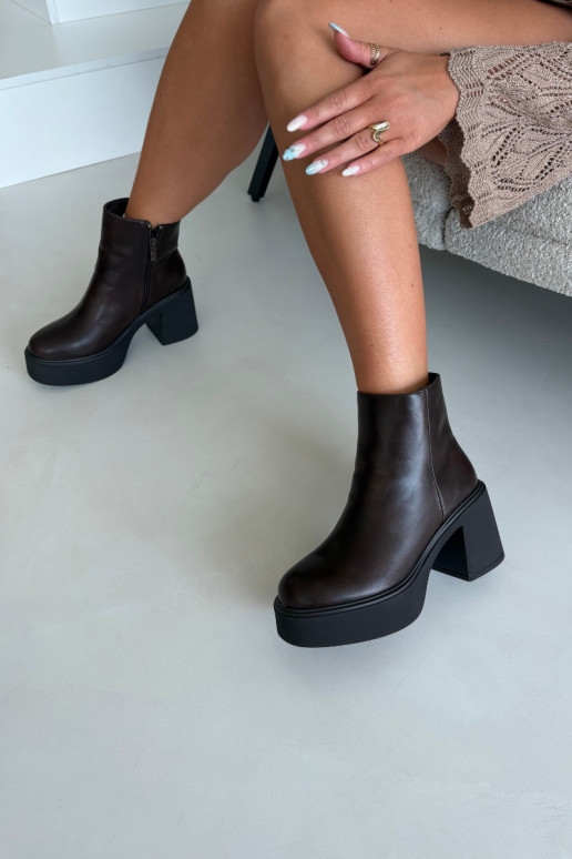 Botins isolados com salto e plataforma na cor chocolate Lurela