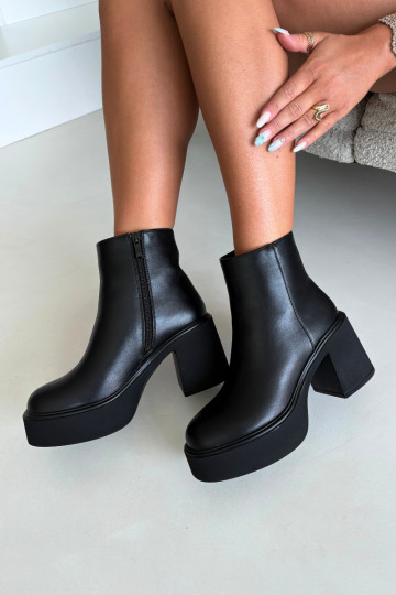 Botins isolados com salto e plataforma na cor preta Lurela
