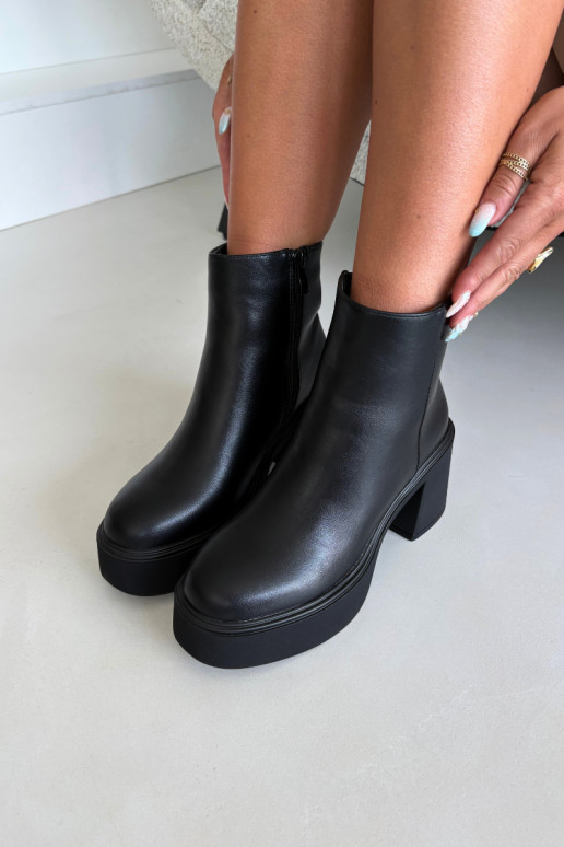 Botins isolados com salto e plataforma na cor preta Lurela