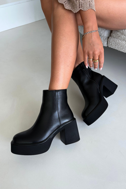 Botins isolados com salto e plataforma na cor preta Lurela