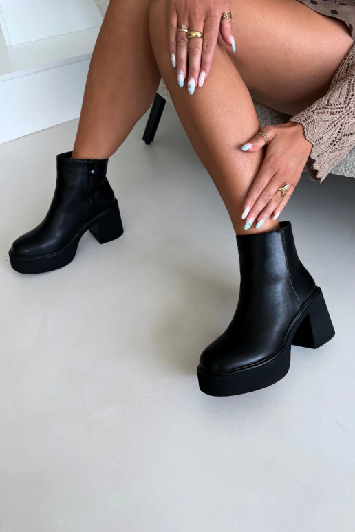 Botins isolados com salto e plataforma na cor preta Lurela