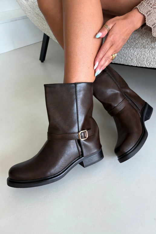 Botins isolados femininos com fivelas na cor chocolate Corley