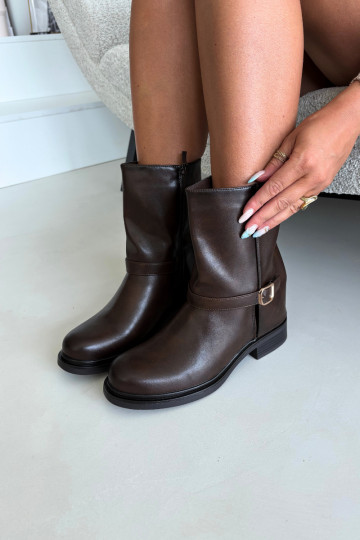 Botins isolados femininos com fivelas na cor chocolate Corley 2