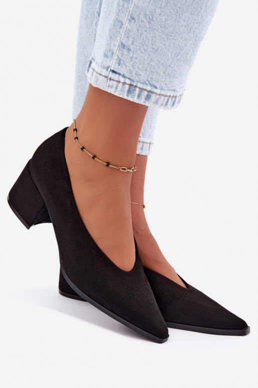 Sapatos com bico pontudo e saltos quadrados na cor preta Lavisa
