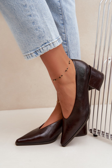 Sapatos com bico pontudo e saltos quadrados em couro sintético na cor marrom escuro Lavisa