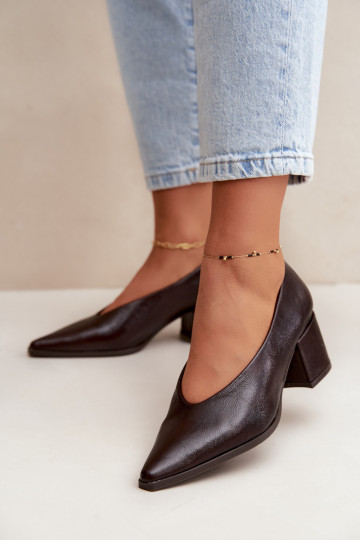 Sapatos com bico pontudo e saltos quadrados em couro sintético na cor marrom escuro Lavisa 2
