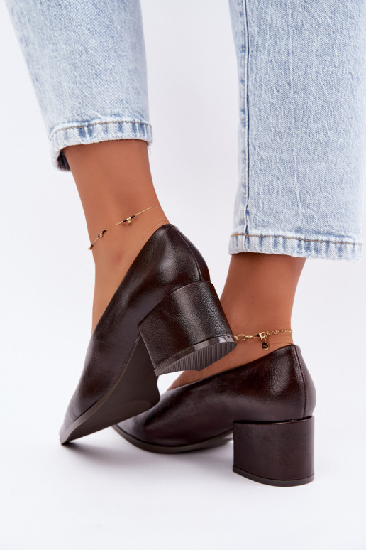 Sapatos com bico pontudo e saltos quadrados em couro sintético na cor marrom escuro Lavisa