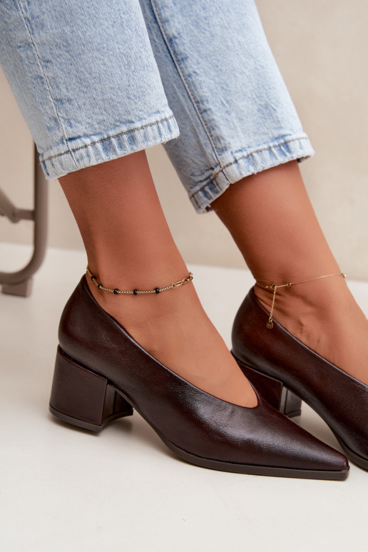 Sapatos com bico pontudo e saltos quadrados em couro sintético na cor marrom escuro Lavisa