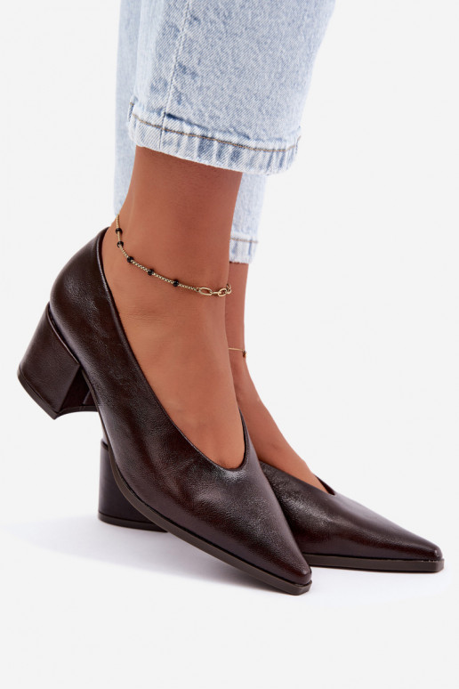 Sapatos com bico pontudo e saltos quadrados em couro sintético na cor marrom escuro Lavisa