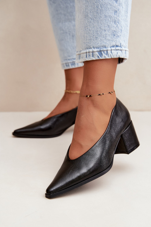 Sapatos com bico pontudo e saltos quadrados em couro sintético na cor preta Lavisa