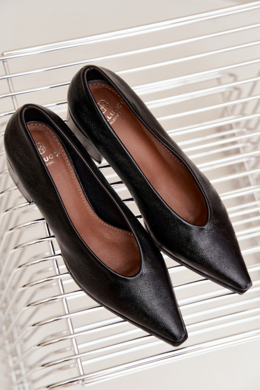 Sapatos com bico pontudo e saltos quadrados em couro sintético na cor preta Lavisa