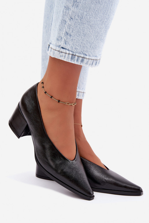 Sapatos com bico pontudo e saltos quadrados em couro sintético na cor preta Lavisa