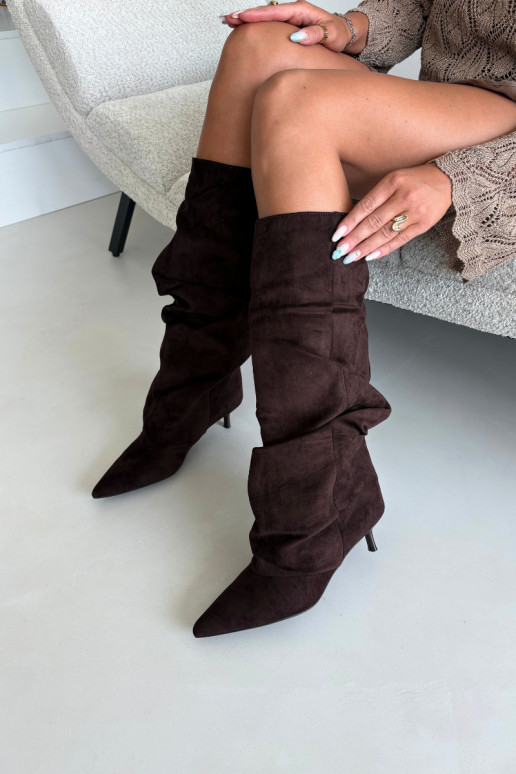 Botas de chocolate amassadas até o joelho com salto kitten de camurça LoĮen