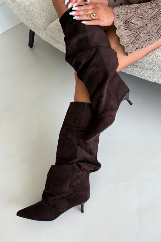 Botas de chocolate amassadas até o joelho com salto kitten de camurça LoĮen