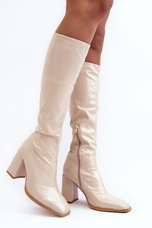 Botas altas de cor areia com saltos e efeito verniz Mlokva