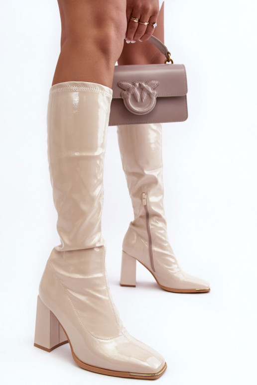 Botas altas de cor areia com saltos e efeito verniz Mlokva