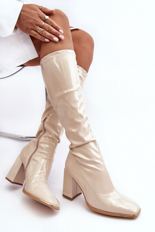 Botas altas de cor areia com saltos e efeito verniz Mlokva