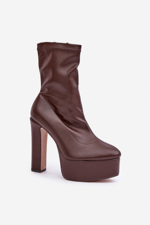 Botins castanhos escuros com saltos e plataforma Tennira