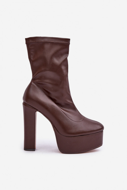 Botins castanhos escuros com saltos e plataforma Tennira