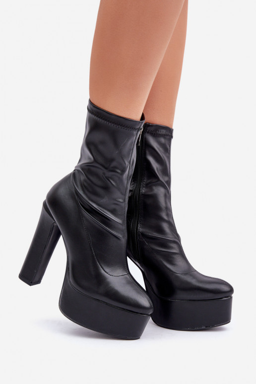 Botins pretos com saltos e plataforma Tennira