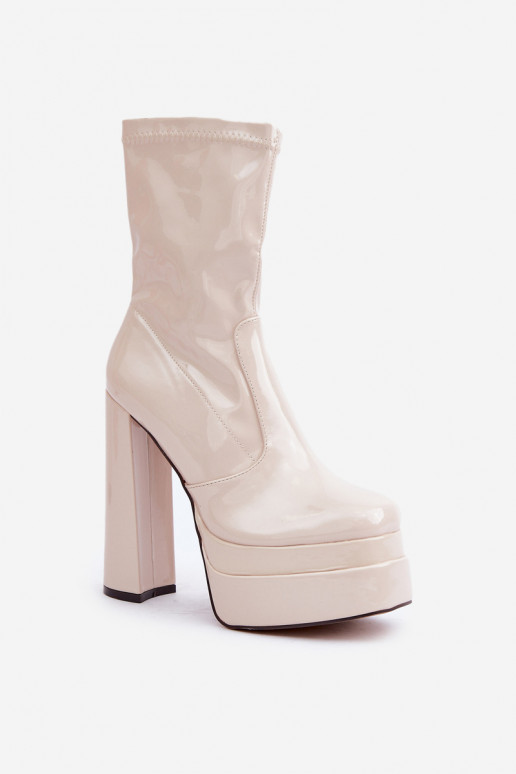 Botins de cor areia com plataforma e efeito verniz Lotisha