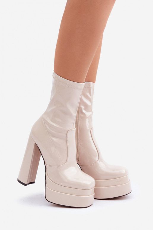 Botins de cor areia com plataforma e efeito verniz Lotisha