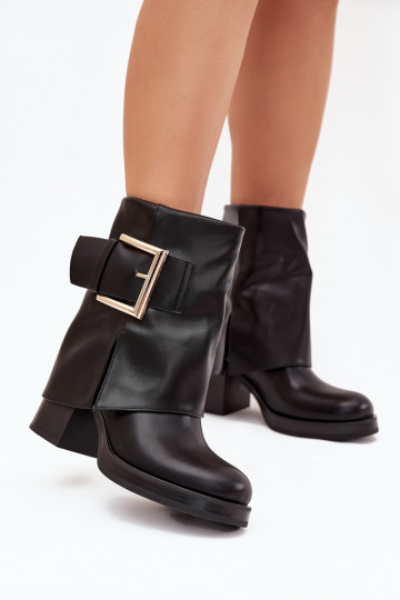 Botins pretos femininos isolados com saltos e fivelas douradas Milira 2