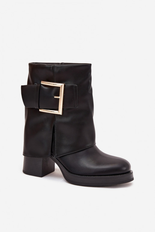Botins pretos femininos isolados com saltos e fivelas douradas Milira