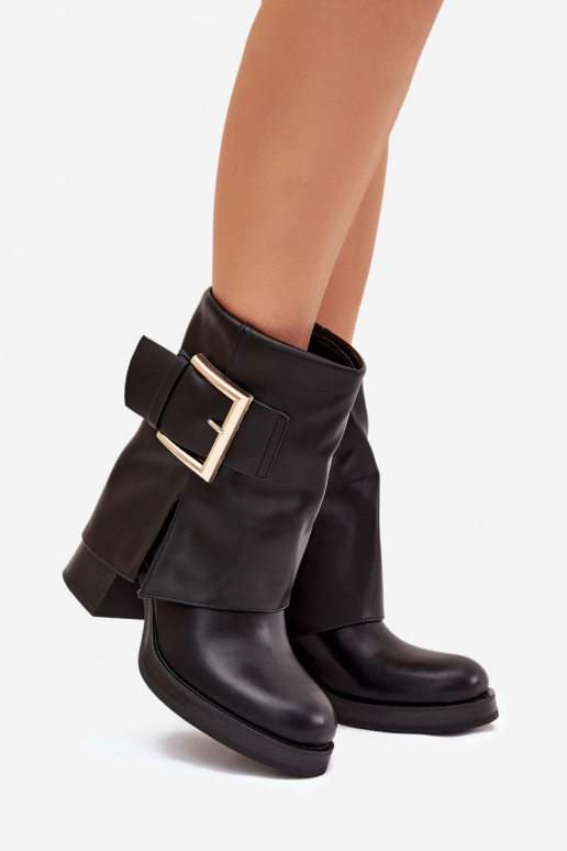Botins pretos femininos isolados com saltos e fivelas douradas Milira