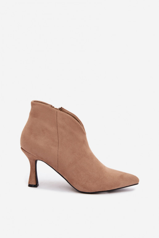 Botins femininos com salto fino e bico pontudo na cor areia Bessia