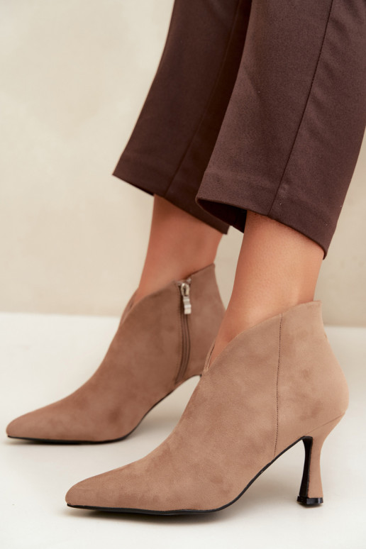 Botins femininos com salto fino e bico pontudo na cor areia Bessia