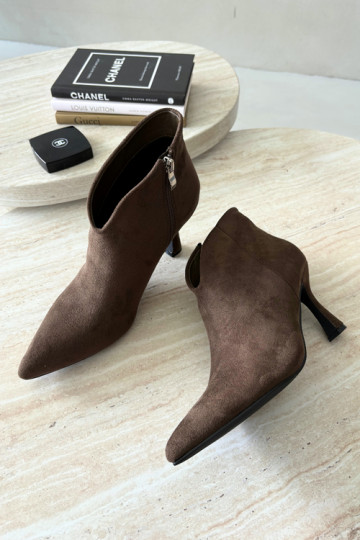 Botins femininos com salto fino e bico pontudo na cor caqui Bessia 2