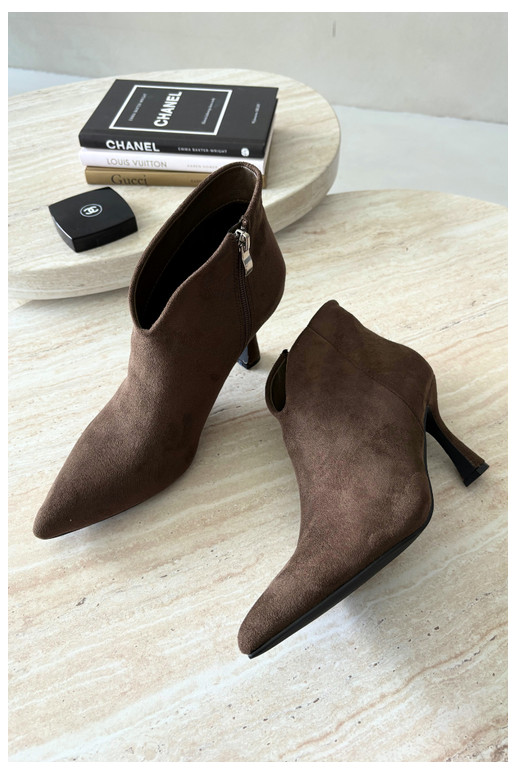 Botins femininos com salto fino e bico pontudo na cor caqui Bessia